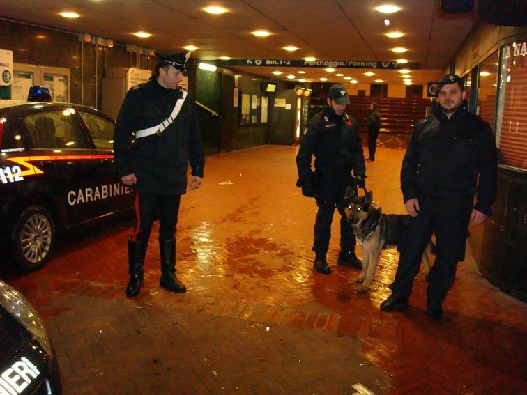 I carabinieri durante il controllo alla stazione del Serraglio