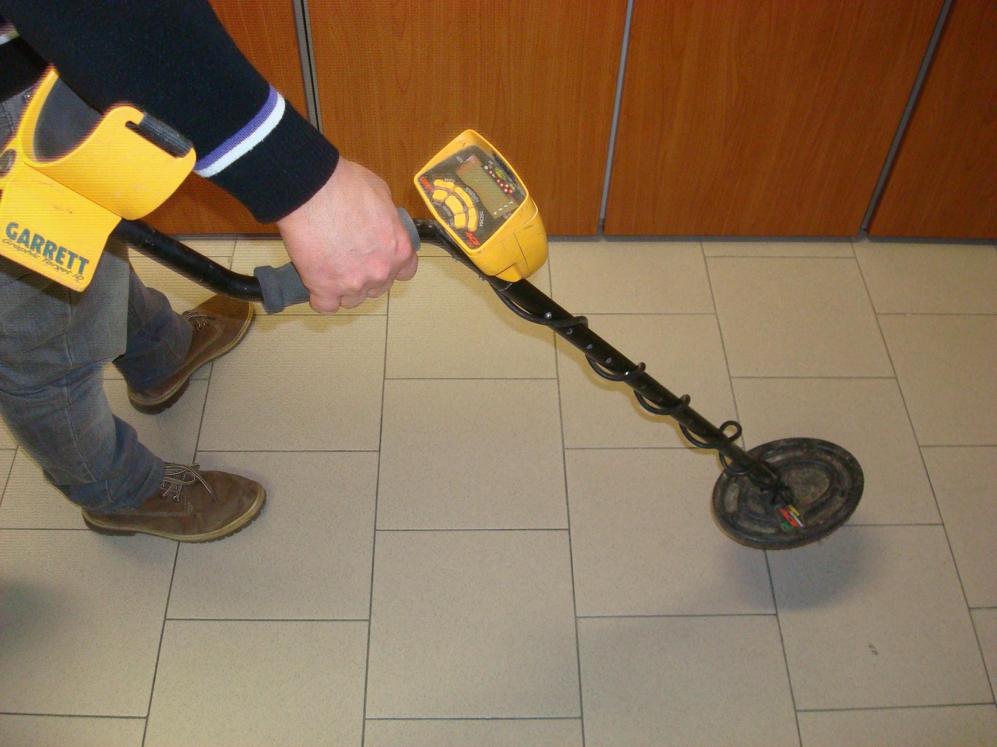 Il metal detector usato dal pensionato nei boschi di Lupicciano