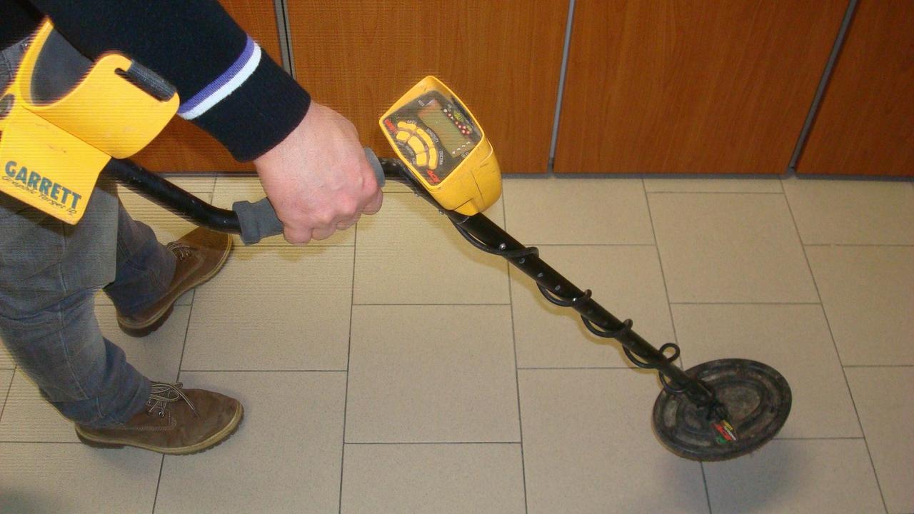 Il metal detector usato dal pensionato nei boschi di Lupicciano