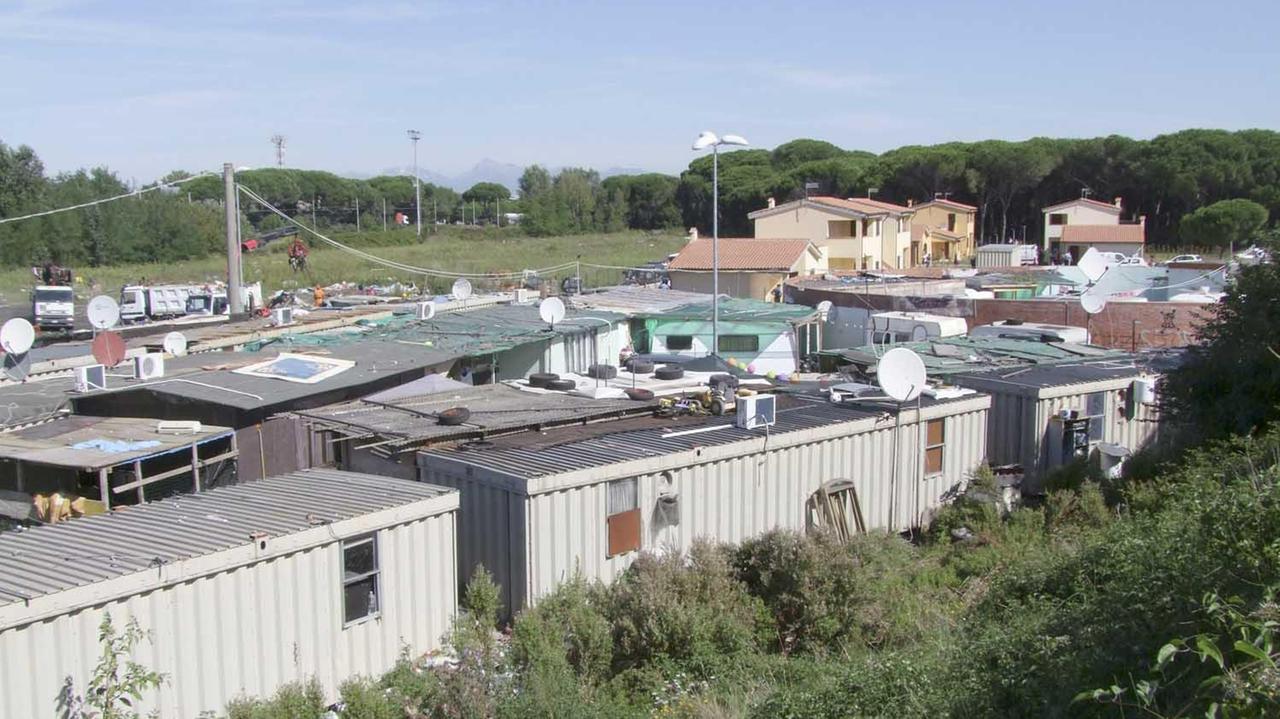 Il campo nomadi di Coltano, foto archivio