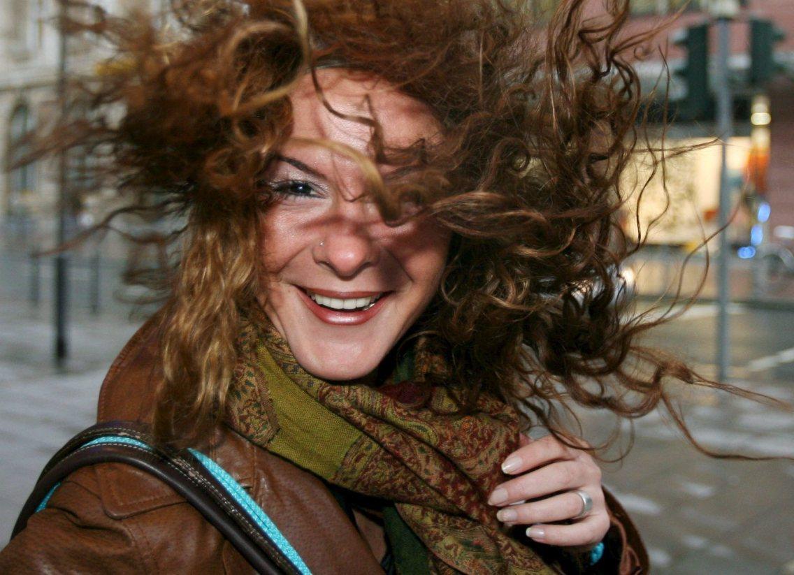 Il libeccio scompiglia i capelli di una giovane