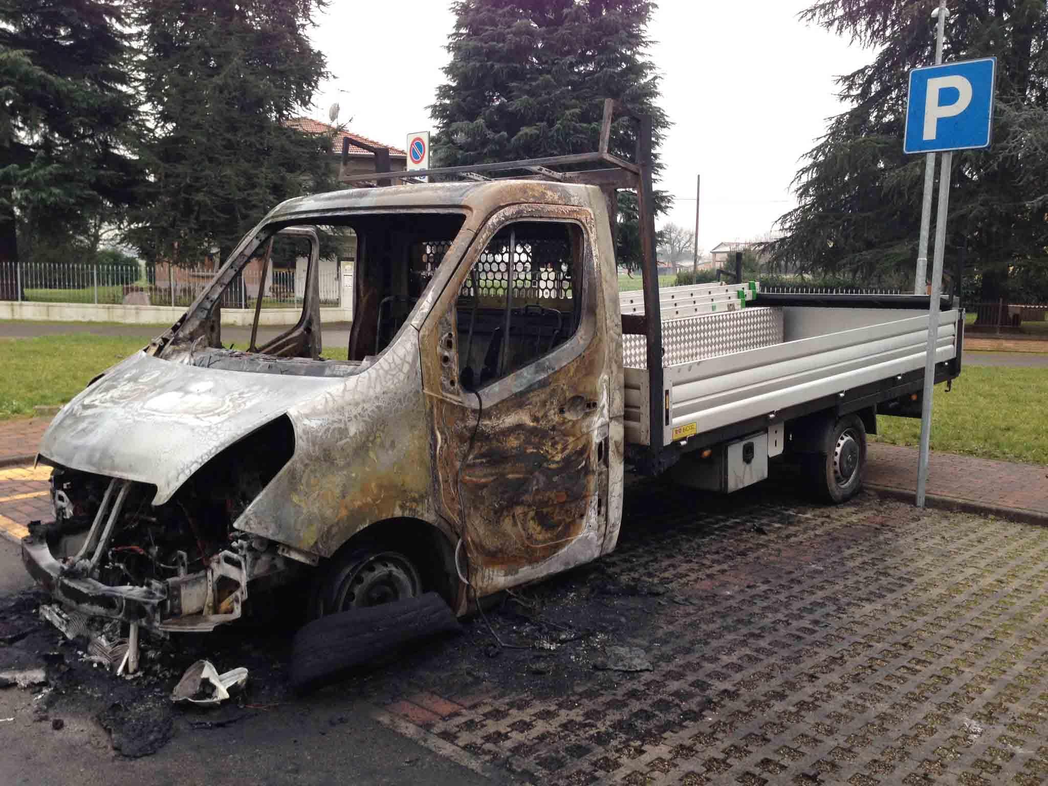 Notte di fuoco, bruciati un furgone e due auto