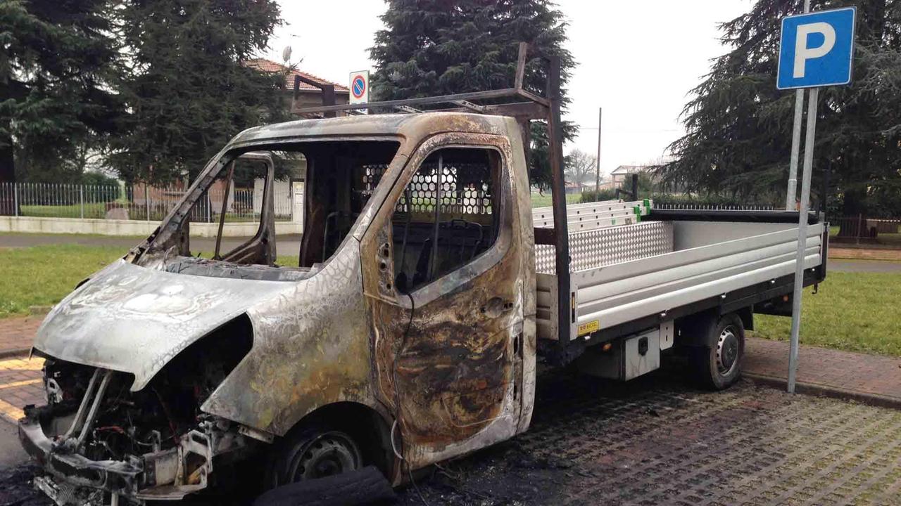 Notte di fuoco, bruciati un furgone e due auto