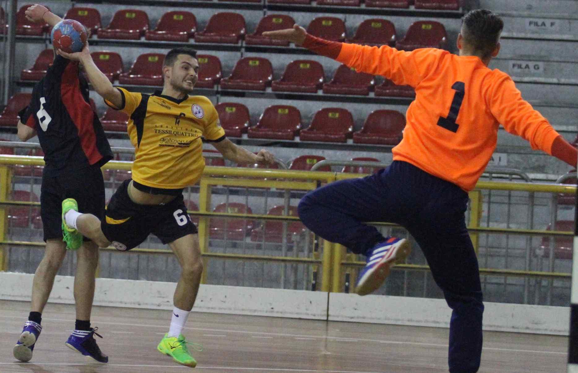 La Pallamano Prato al tiro contro il Poggibonsi 