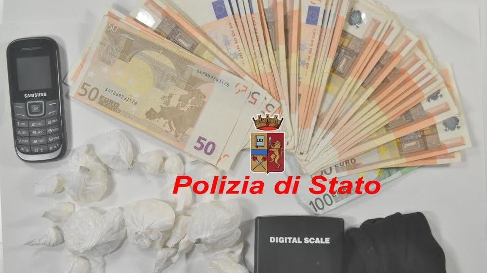 Trovato un calzino con dentro un bilancino, cocaina e denaro