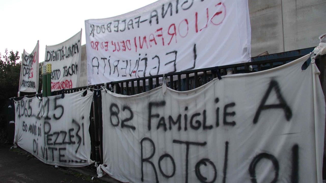Gli striscioni esposti davanti ai cancelli dell'Eurotintoria