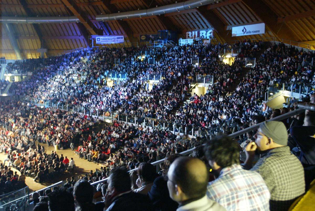 Il pubblico sulle gradinate del Modigliani Forum in occasione di uno spettacolo (foto d'archivio)