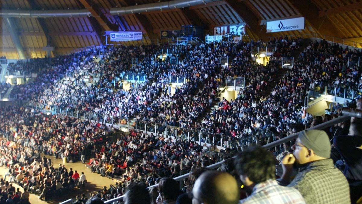 Il pubblico sulle gradinate del Modigliani Forum in occasione di uno spettacolo (foto d'archivio)