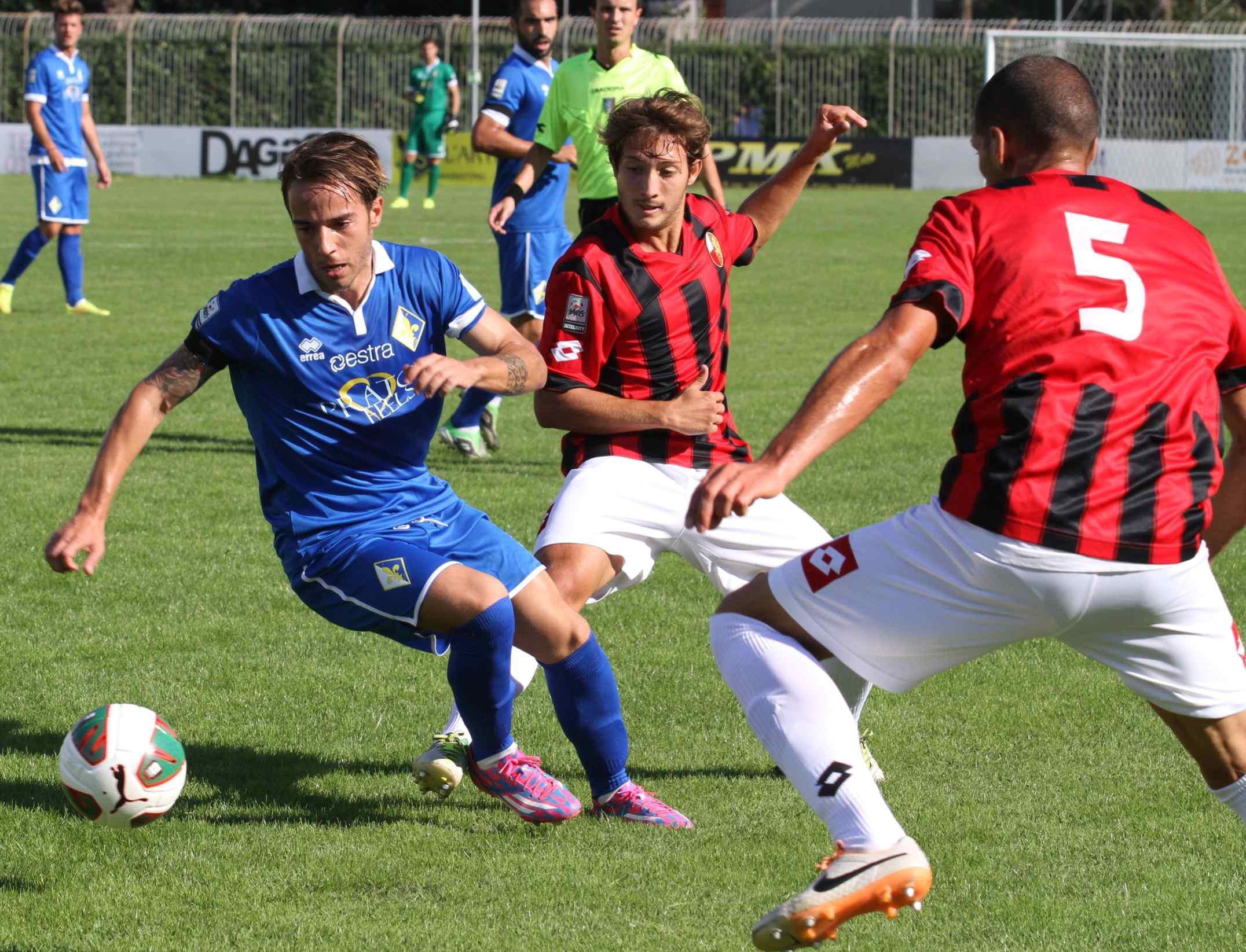 Un'azione di gioco del derby d'andata con la Lucchese