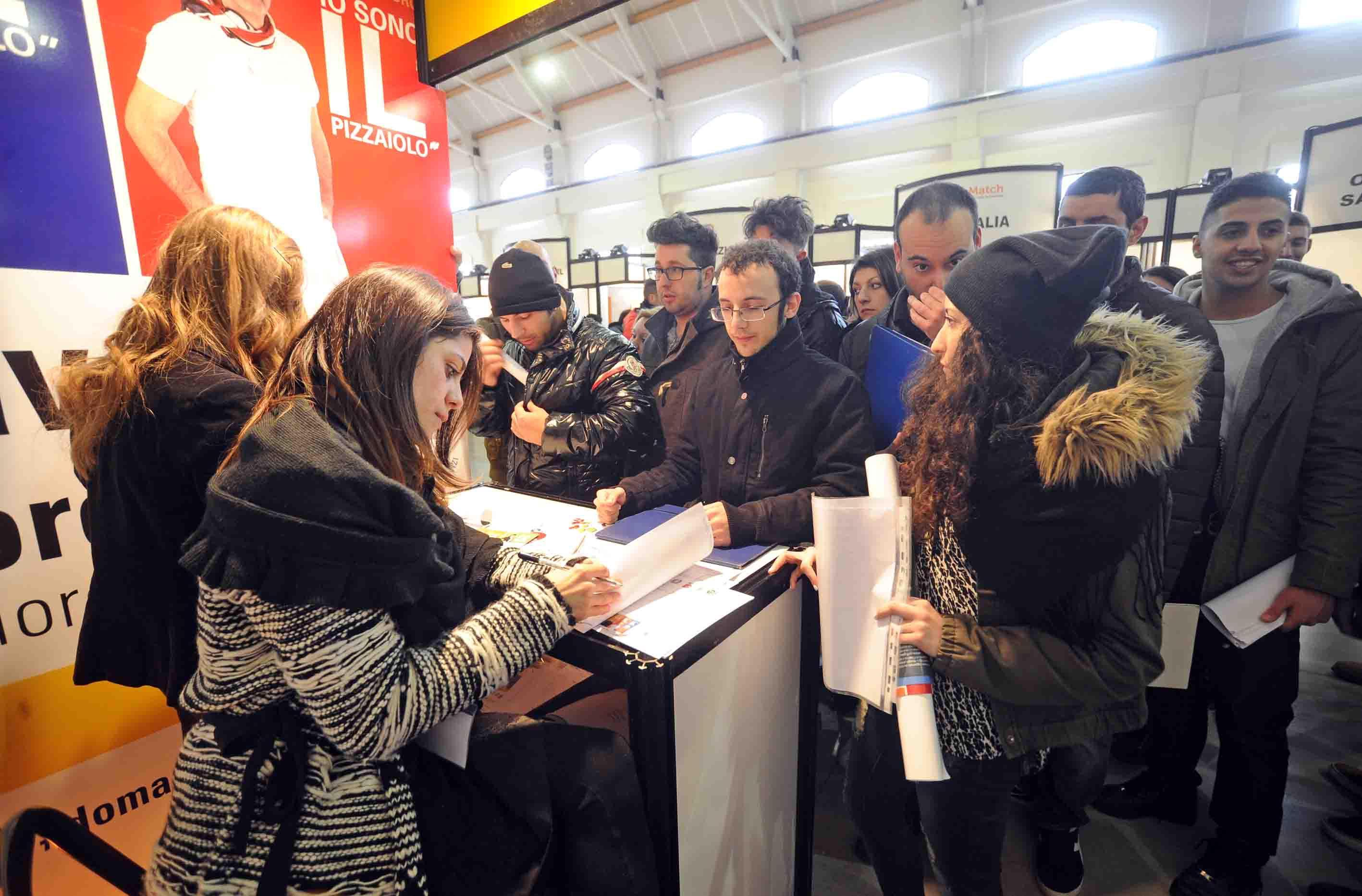 I giovani prendono d'assalto uno stand alla manifestazione Job Match