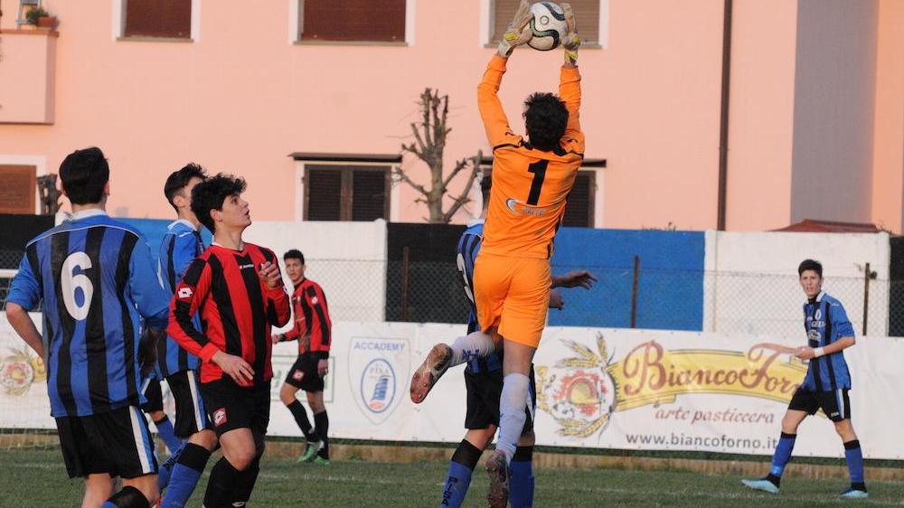 Una presa alta delportiere nerazzurro Alberto Saluzzo