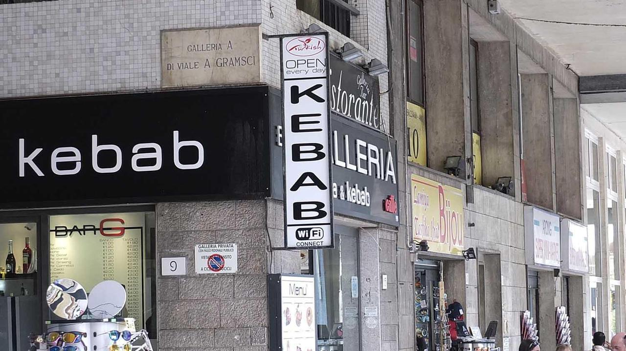Un kebab aperto in galleria Gramsci