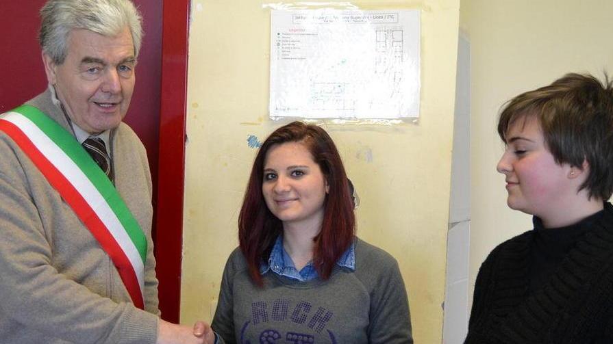Alice Lamberti e Martina Burgarello premiate dall'ex sindaco di Fucecchio Claudio Toni