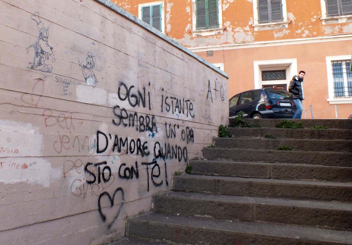 Scritte (ed erbacce) lungo la scalinata di piazza dei Grani (foto Pabar)