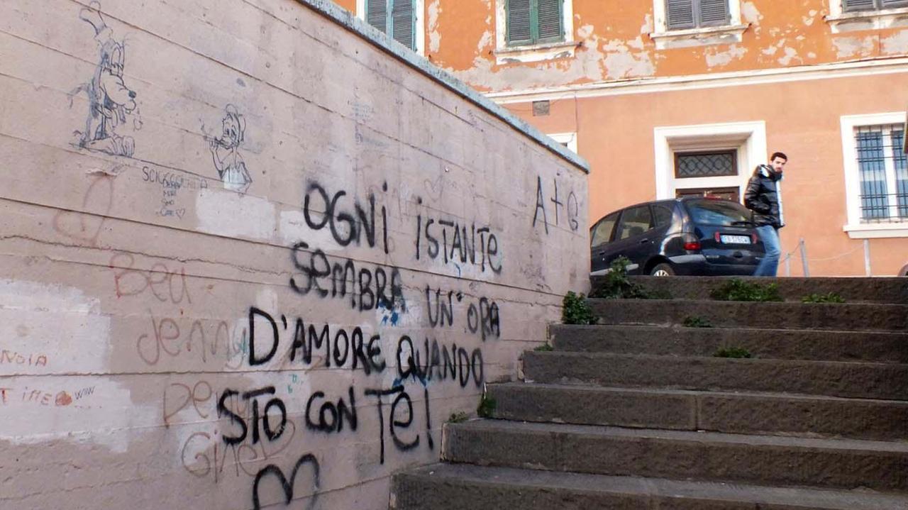 Scritte (ed erbacce) lungo la scalinata di piazza dei Grani (foto Pabar)