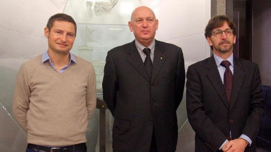 Il presidente della Camera di Commercio Sergio Costalli insieme ai rappresentanti della ditta Oreste Bitossi e dell'Albergo Miramare di Castiglioncello (Marzi Pentafoto)