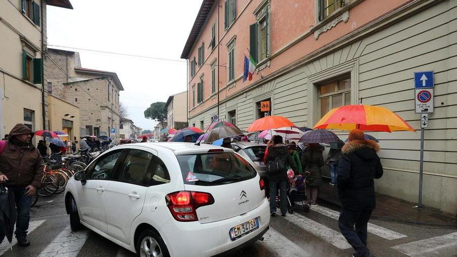 Stop sosta selvaggia, niente auto nell’orario di uscita da scuola