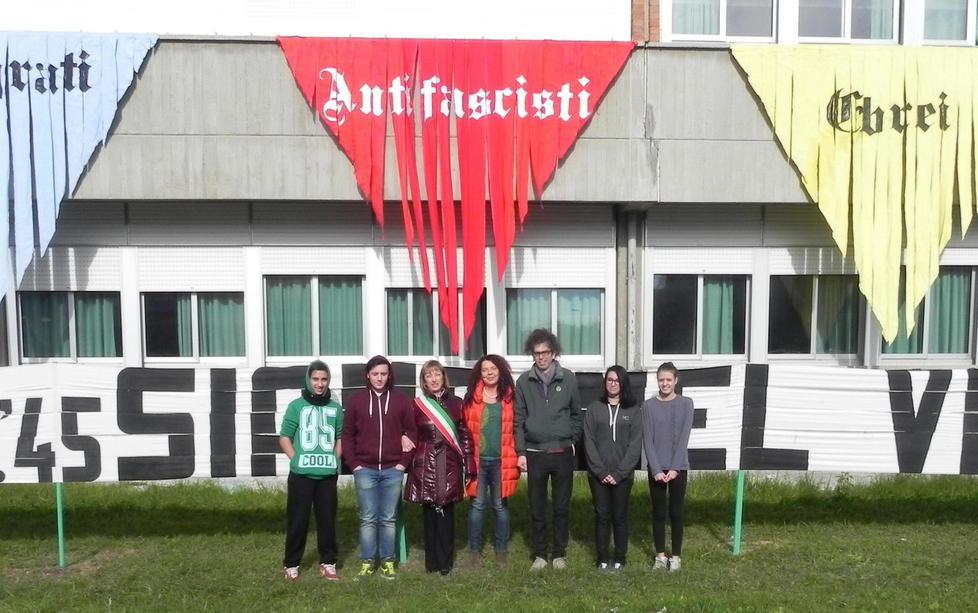 Strappata di notte la scritta antifascista 