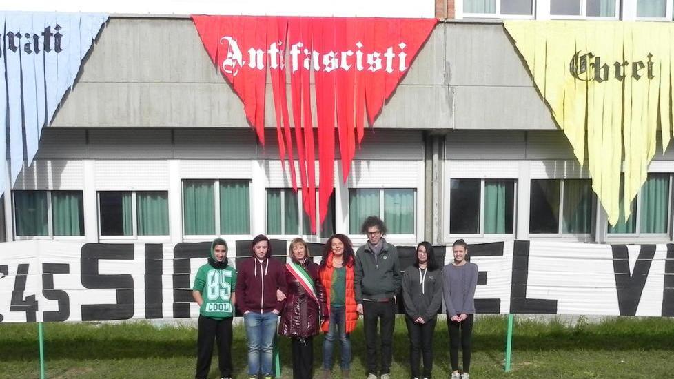 Strappata di notte la scritta antifascista
