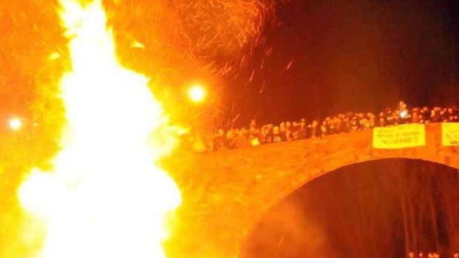 Screzi, sfottò e vandalismi s’infiamma la sfida dei falò
