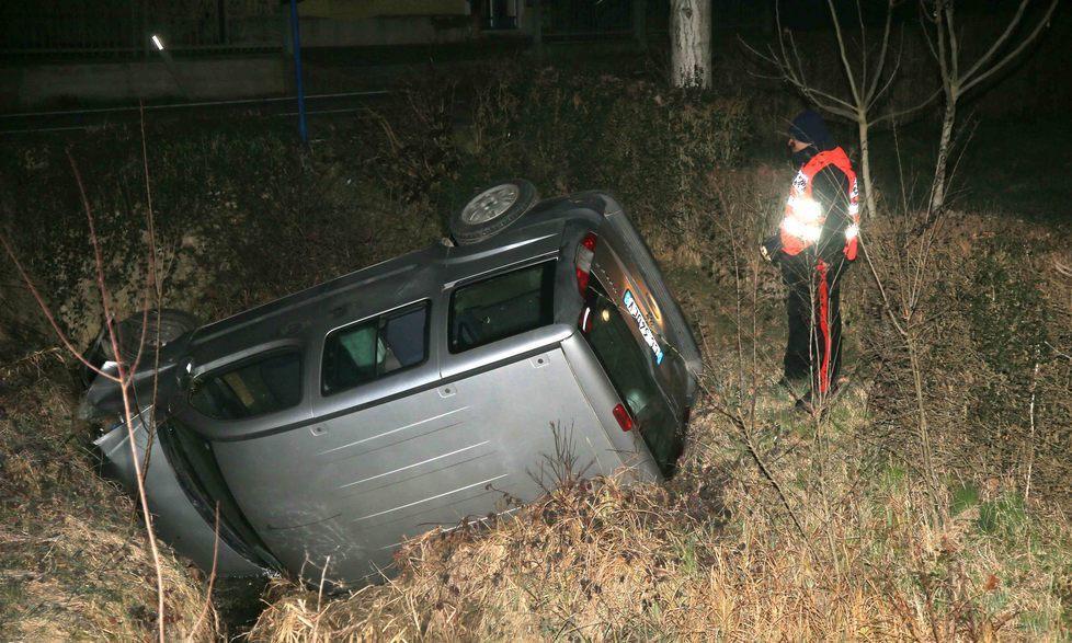 Vola con l’auto nel fossato, illeso