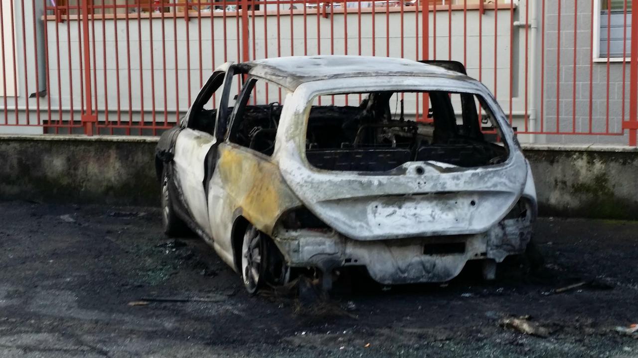 L'auto nel parcheggio del supermercato Pam