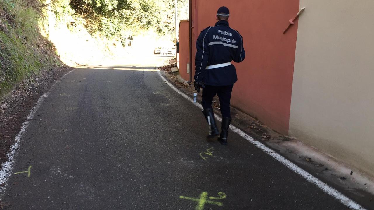 I vigili urbani sul luogo dell'incidente (foto Franco Silvi)