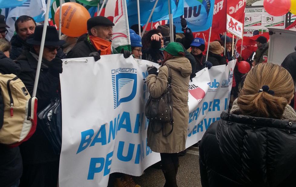 Caso Carife, sul palco la rabbia dei bancari 
