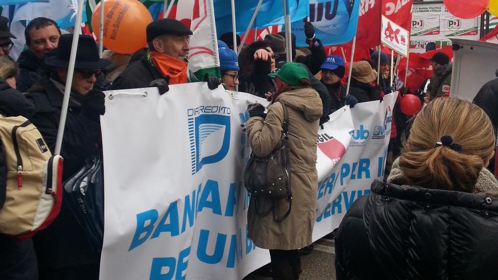 Caso Carife, sul palco la rabbia dei bancari