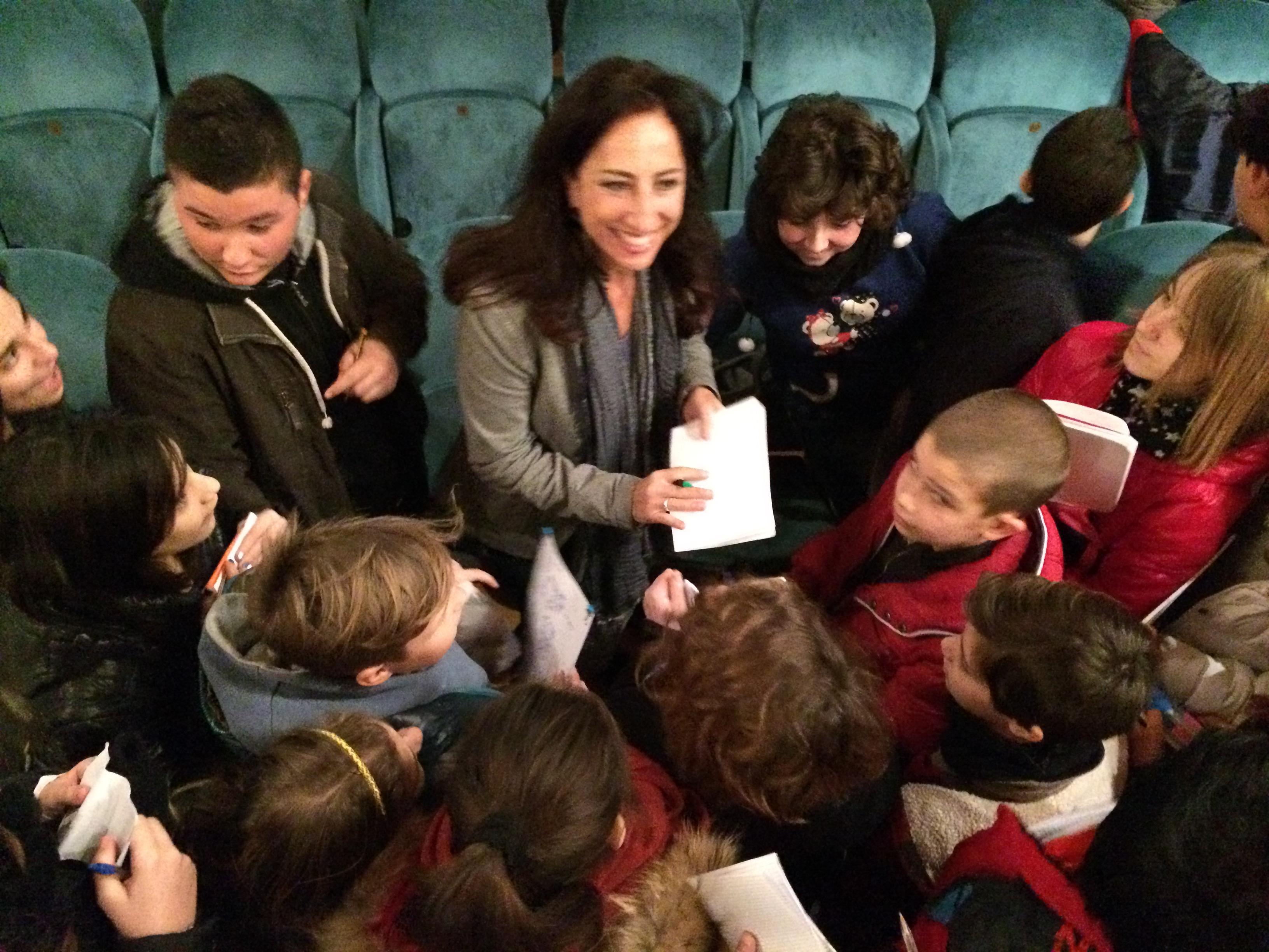 Lucia Goracci parla con un gruppo di alunni al termine dell'incontro a San Vincenzo