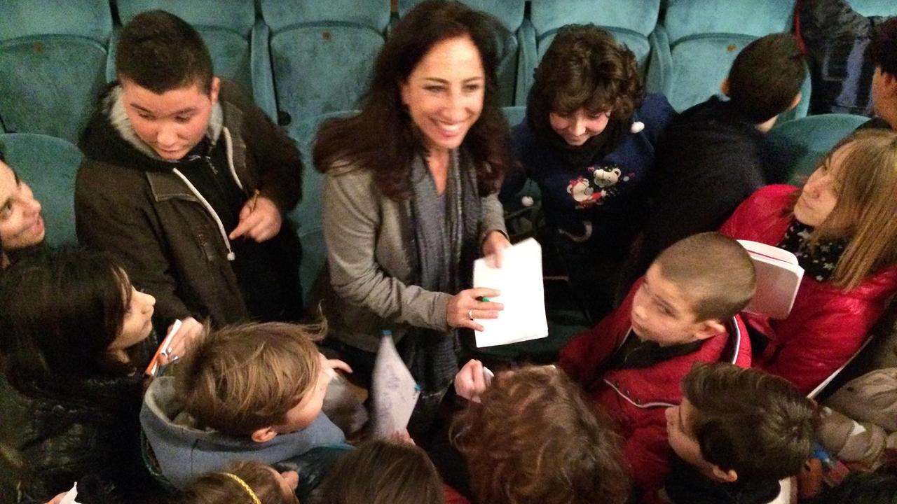 Lucia Goracci parla con un gruppo di alunni al termine dell'incontro a San Vincenzo