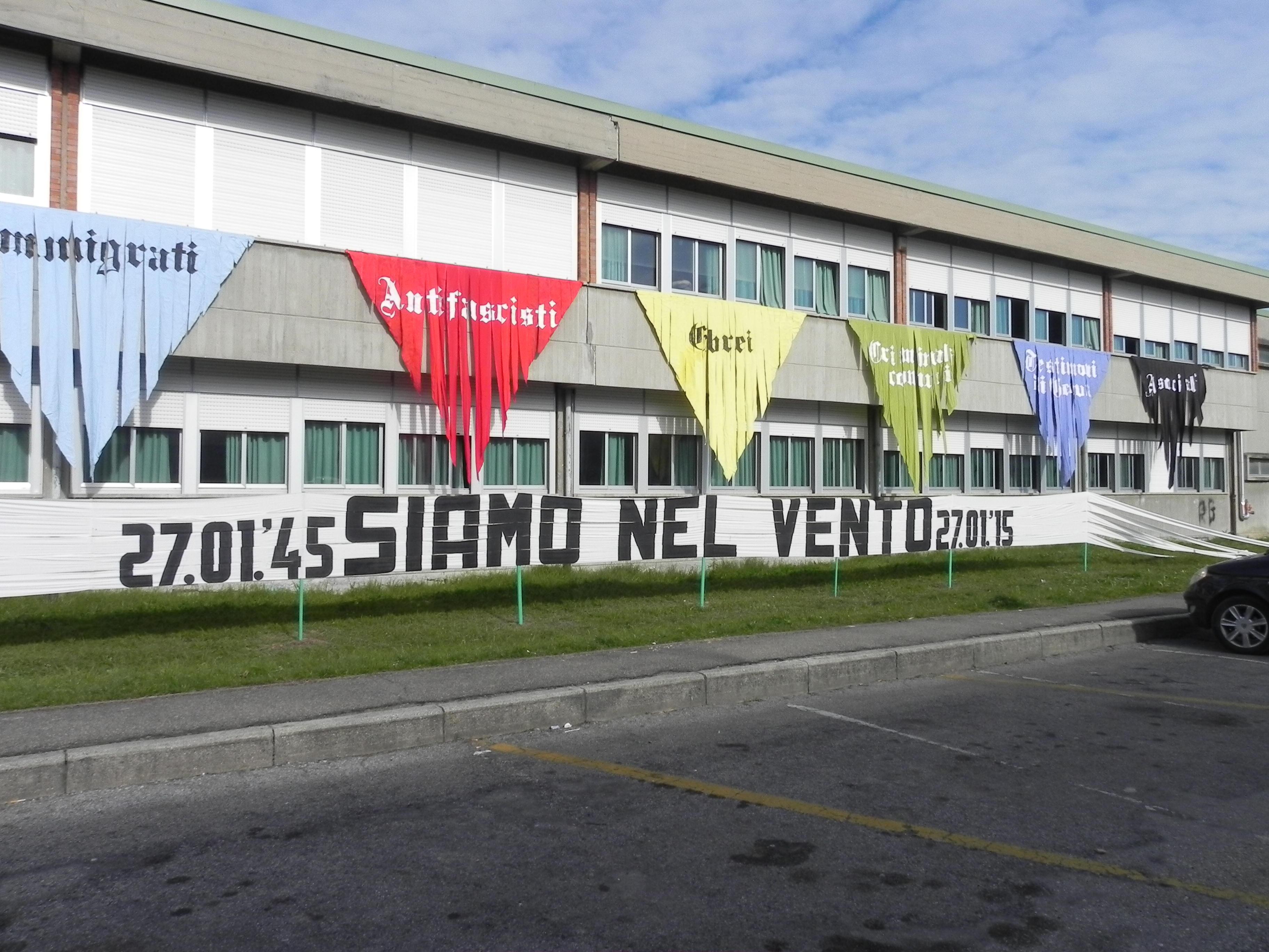 Gli striscioni della scuola di Ponte: a essere stato rubato il triangolo rosso (che caratterizzava i prigionieri antifascisti dei lager)