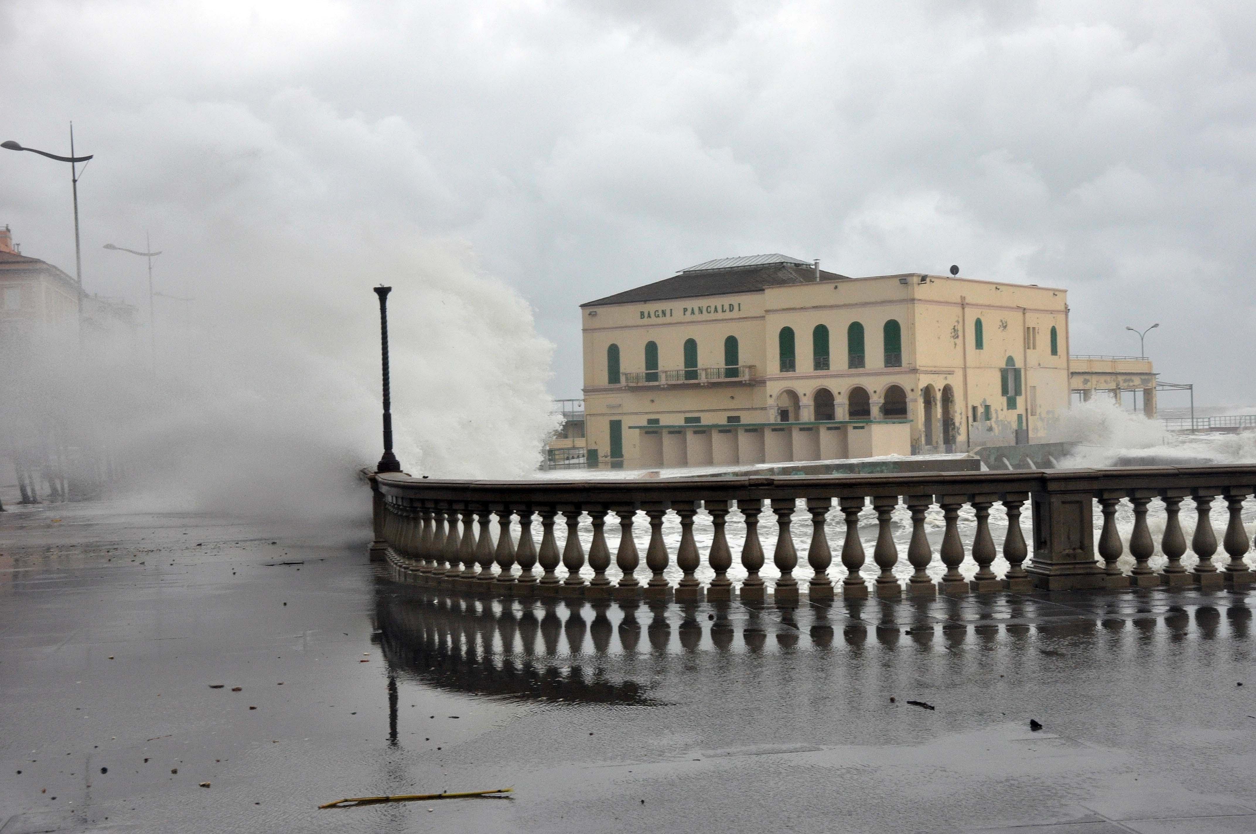 Il lungomare sferzato dal libeccio nella giornata di ieri