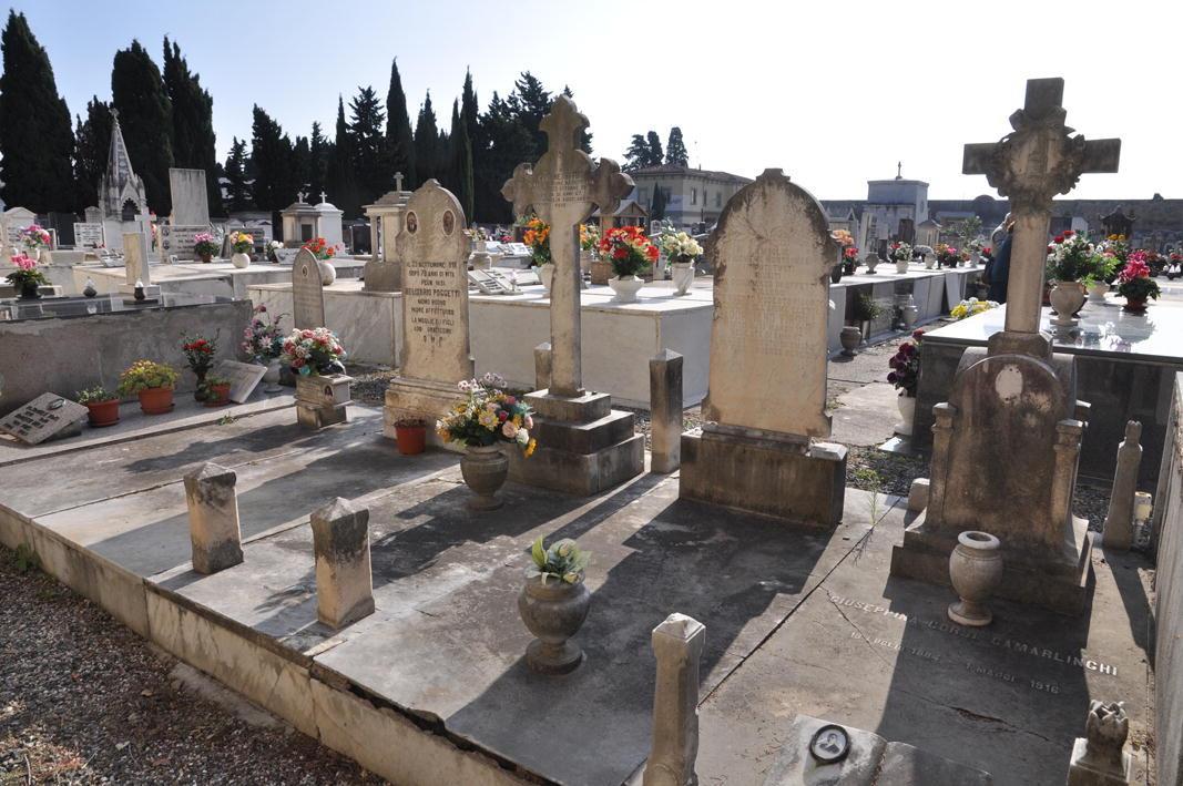 In una foto d'archivio una zona del cimitero di Cecina