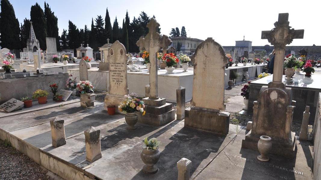 In una foto d'archivio una zona del cimitero di Cecina