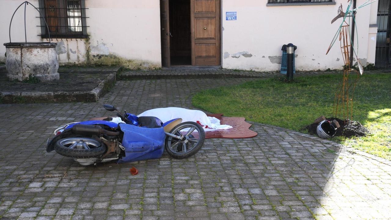 Il manichino a Follonica (foto Giorgio)