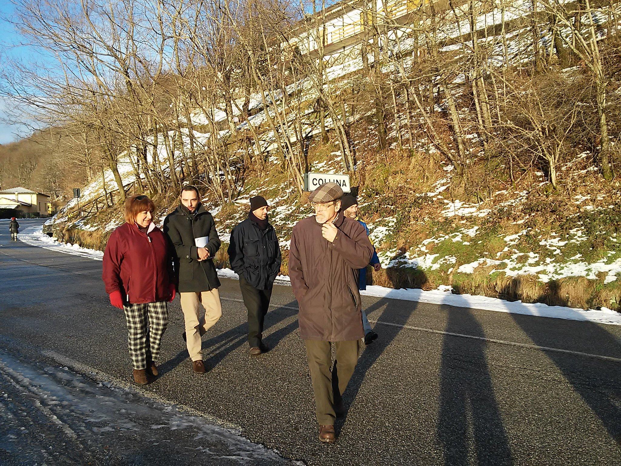 Il sindaco Bertinelli durante il sopralluogo con gli abitanti a Collina
