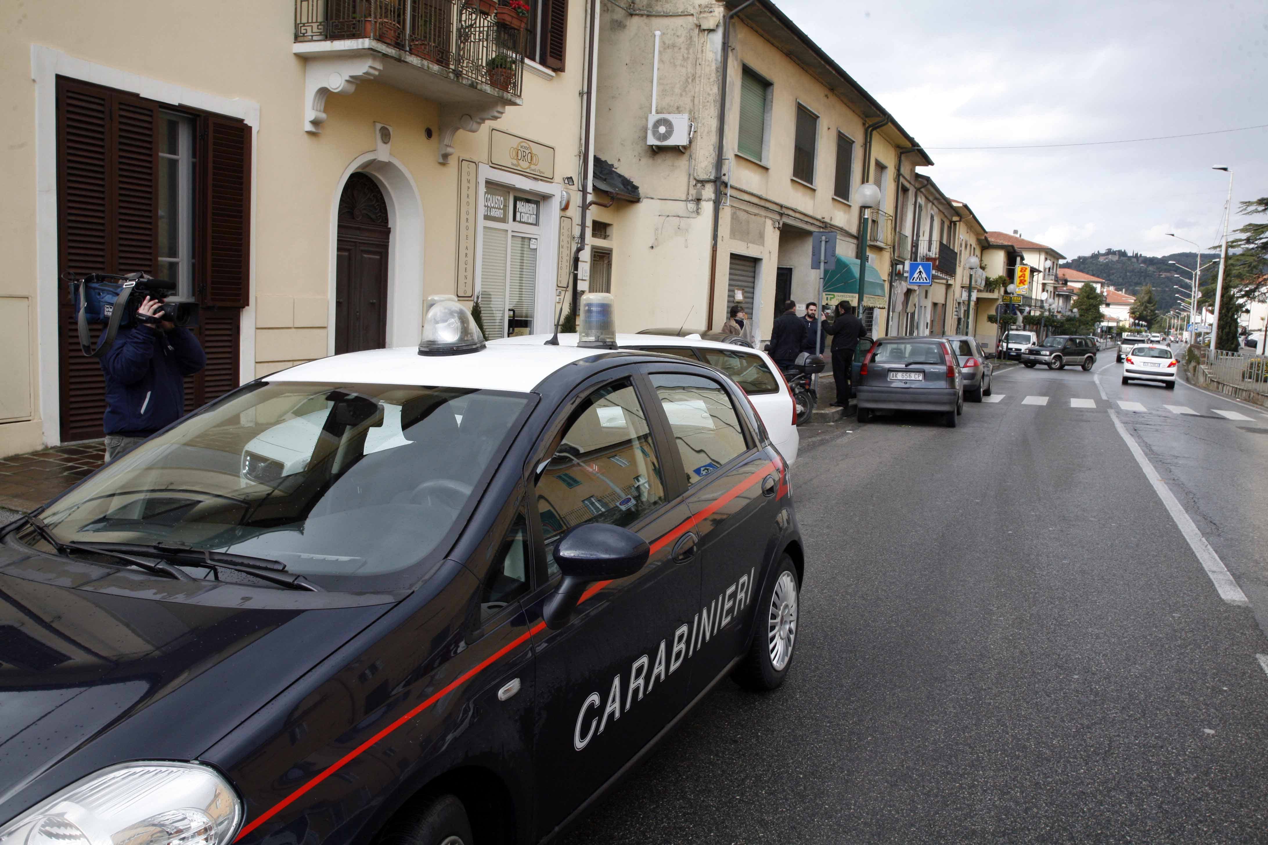 L'auto dei carabinieri sulla via Sarzanese intervenuta dopo la rapina