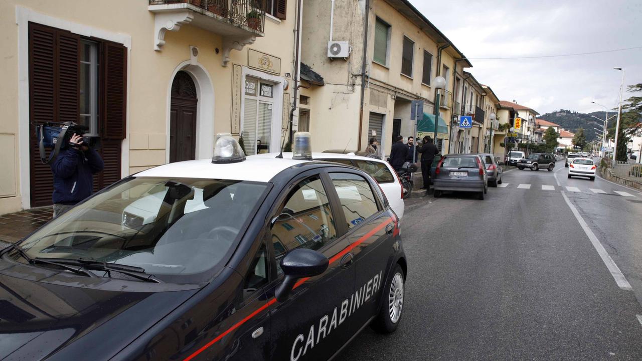 L'auto dei carabinieri sulla via Sarzanese intervenuta dopo la rapina