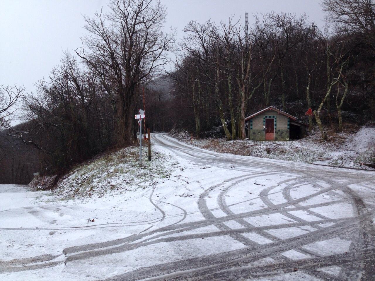 La prima neve sul monte Serra (foto Franco Silvi)