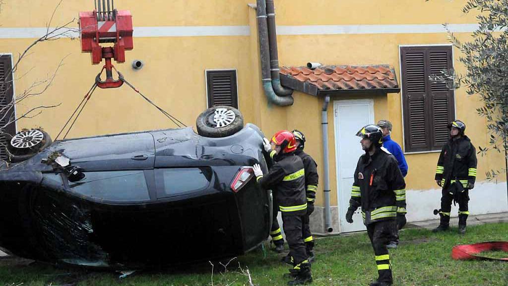 Un'auto capottata