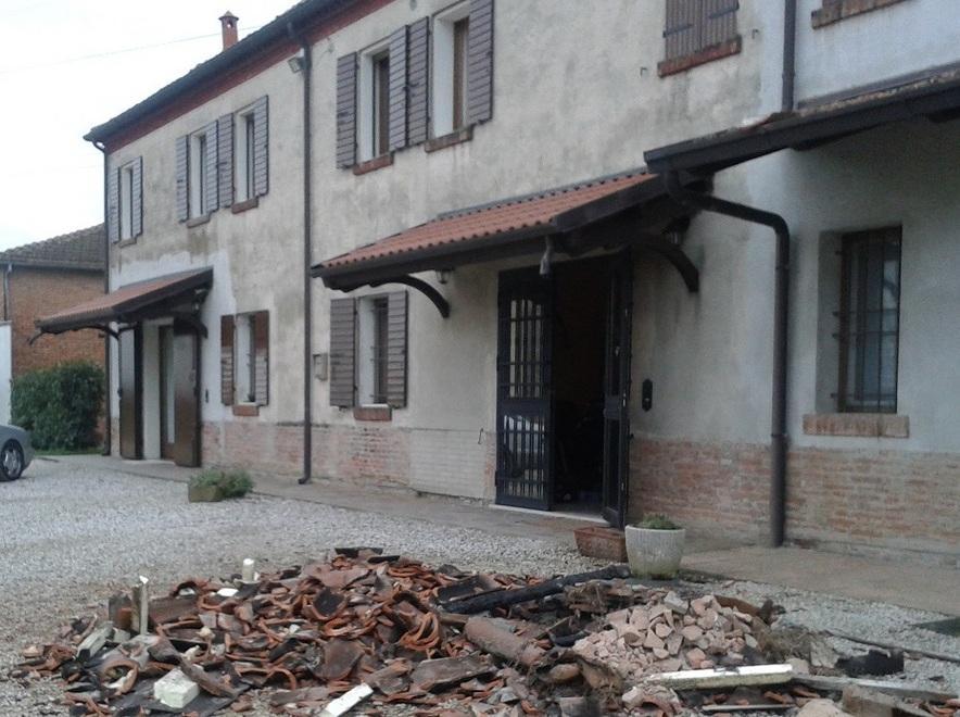 Il tetto si è incendiato, paura per due anziane 