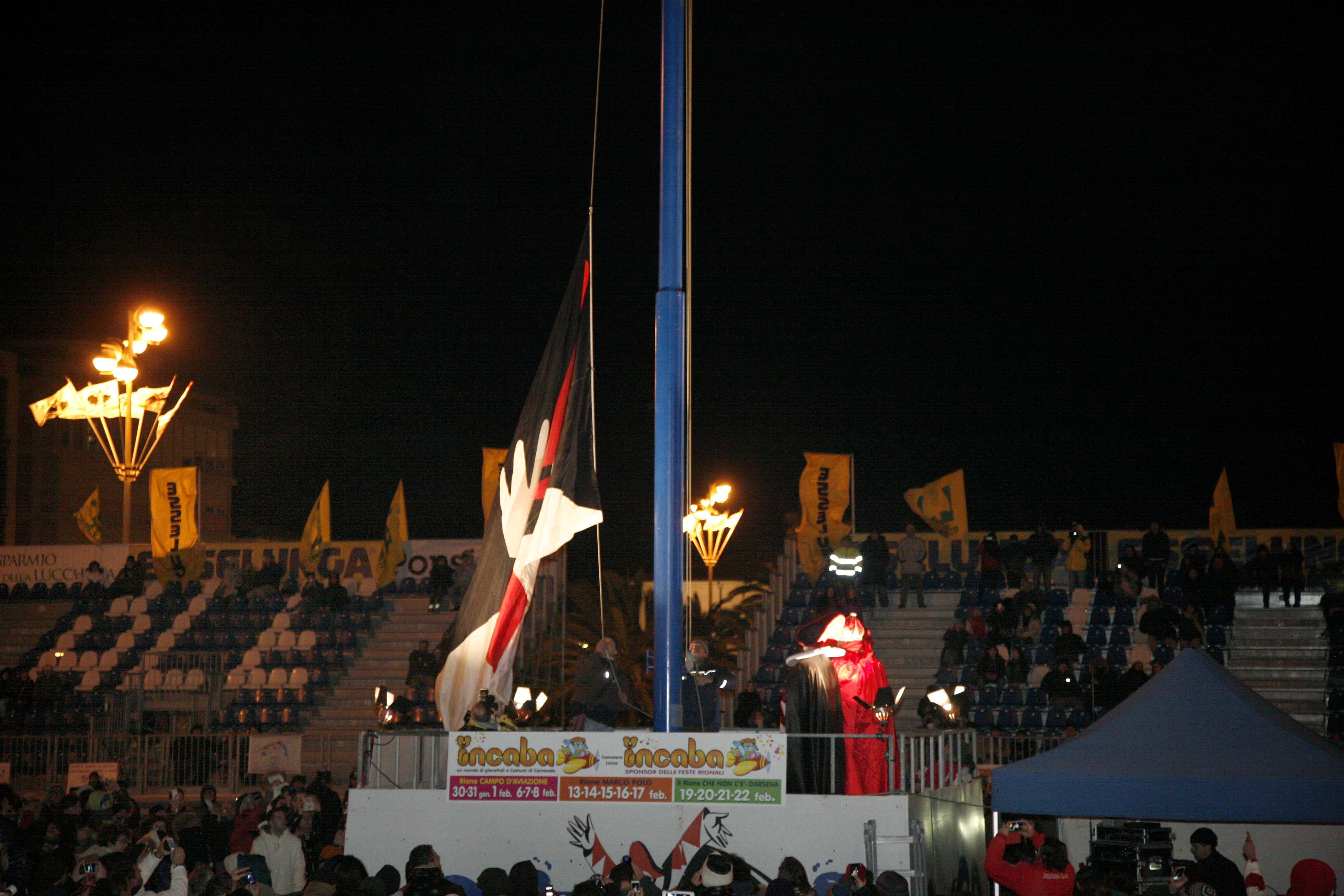 La cerimonia dell'alzabandiera