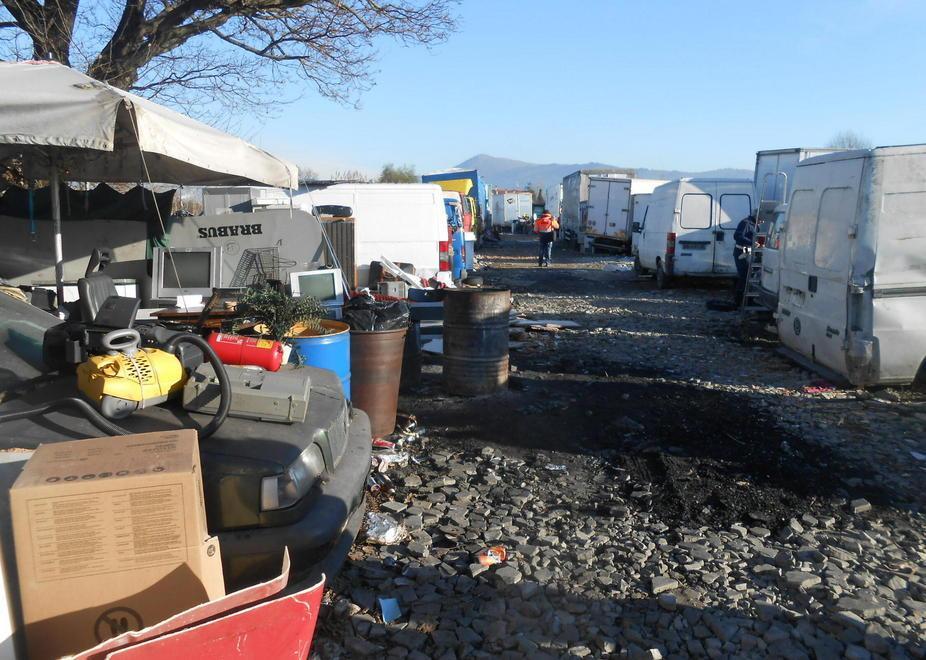 Cimitero abusivo di auto in un campo di Paperino 