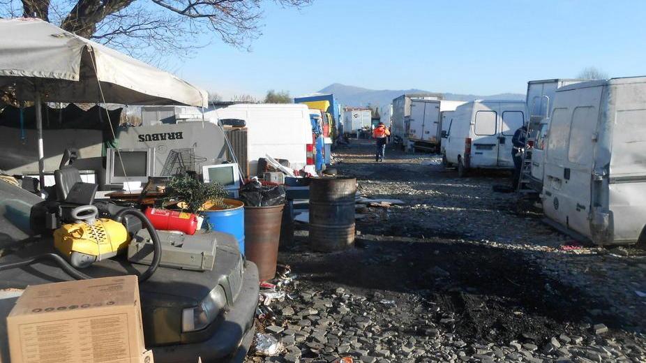 Cimitero abusivo di auto in un campo di Paperino