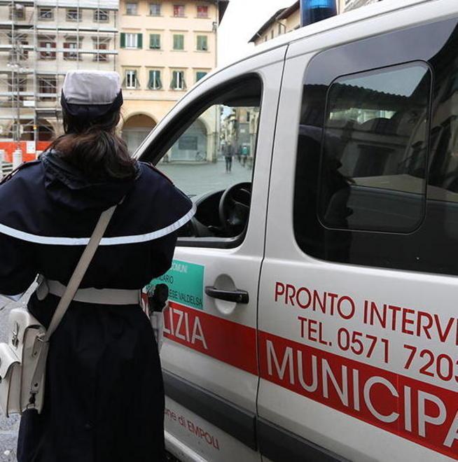 Scoprono nel dirupo l’auto rubata, all’interno la refurtiva