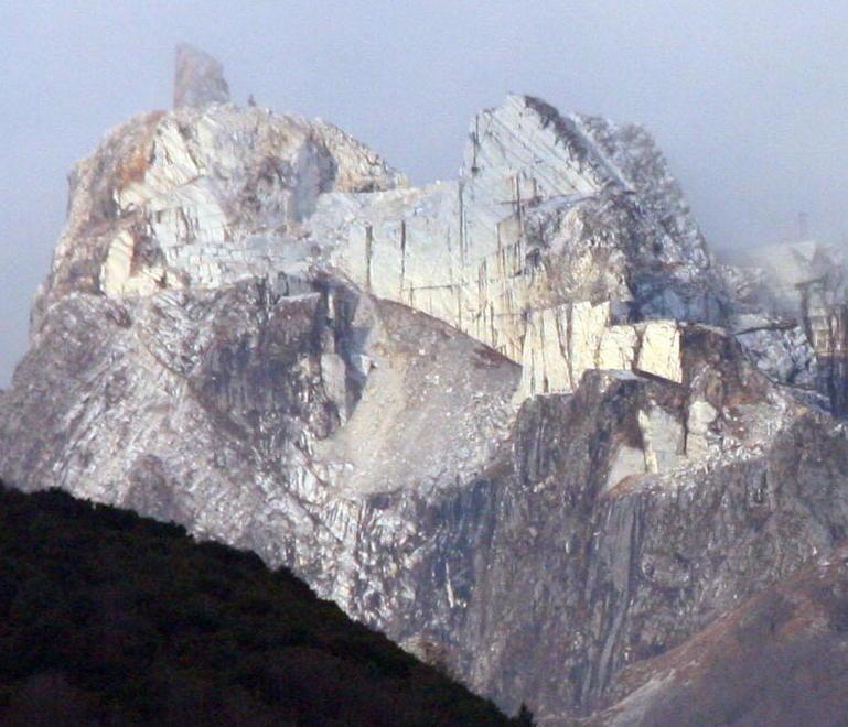 Imprese lapidee e sindaci fanno muro 