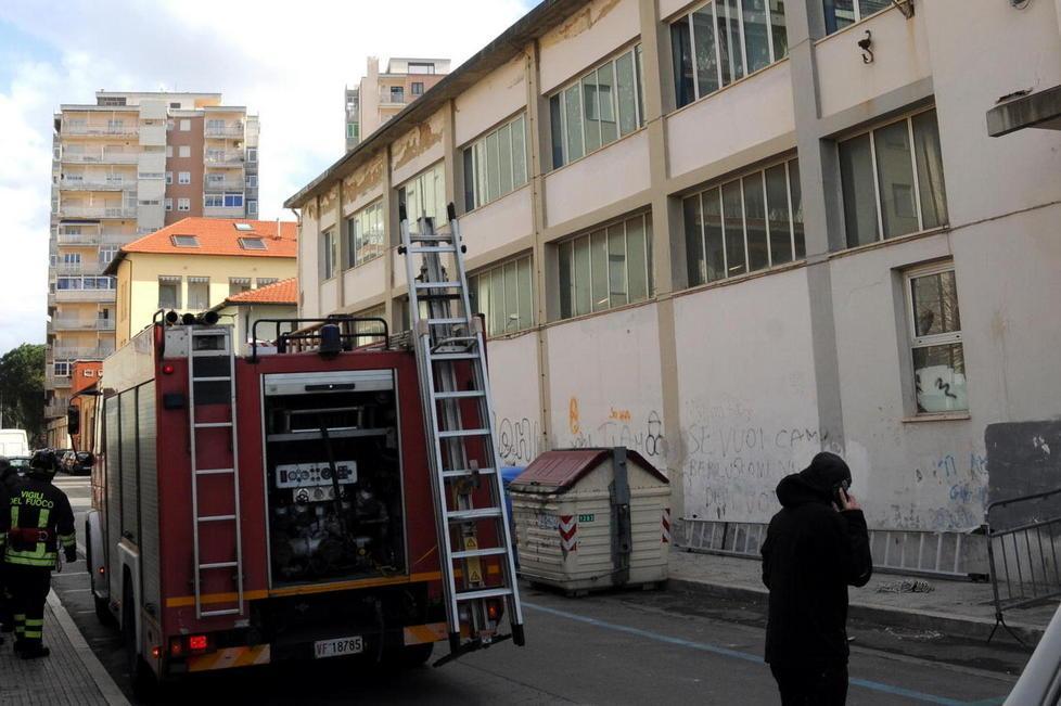Cadono pezzi di cornicione Scuola chiusa anche lunedì 