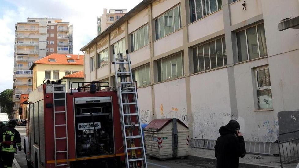 Cadono pezzi di cornicione Scuola chiusa anche lunedì