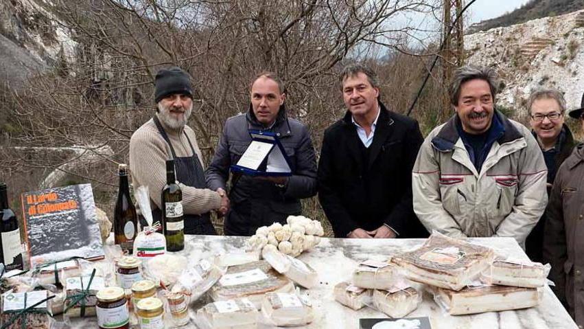 Touring club alle cave premia sua maestà il lardo di Colonnata